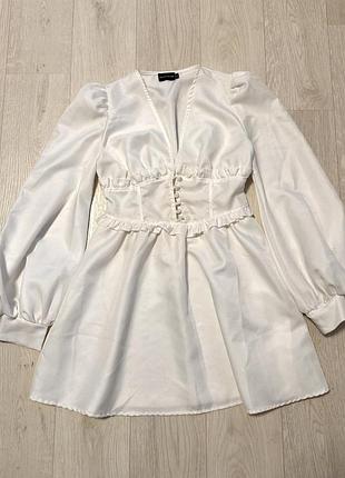 Белое красивое платье