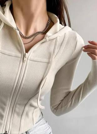 Укороченная кофта на замке