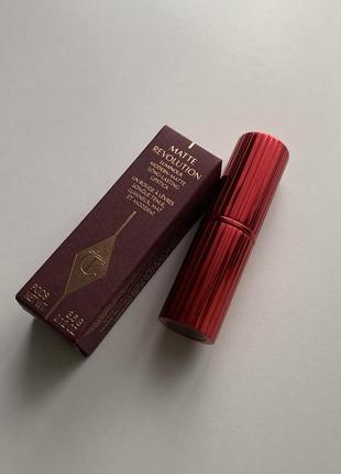 Надзвичайно красива червона помада charlotte tilbury matte revolution lipstick у відтінку hollywood vixen