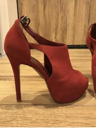 Красные босоножки schutz