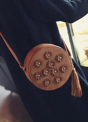 Круглая женская сумочка мини сумка на плечо клатч маленькая с ромашками3 фото