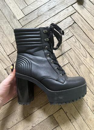 Демисезонные сапоги на каблуке.