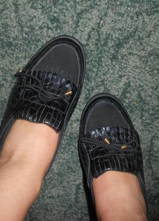 Шкіряні лоуфери на танкетці