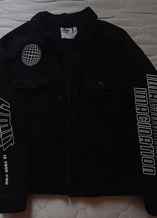 Черная джинсовая куртка bershka