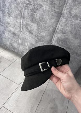 Шапка з козирком
