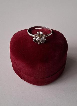 Серебряное кольцо. серебро 925 проба трезубец. фианиты.