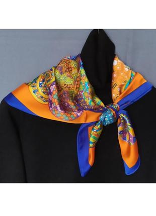 Яркий шелковый платок.