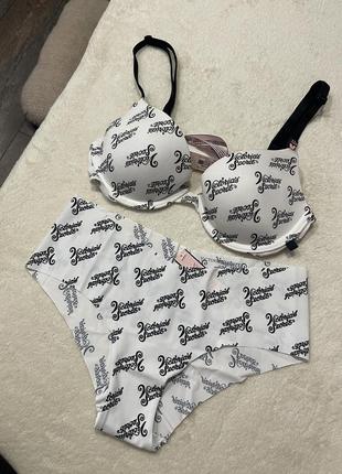 Комплект белья, белый лифчик бюстгальтер и белые трусики victoria’s secret