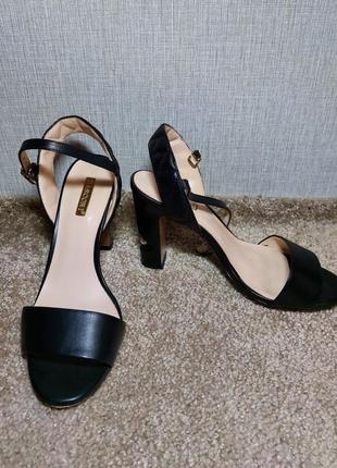 Чёрные кожаные босоножки basconi. размер 35, стелька 22,5 см.