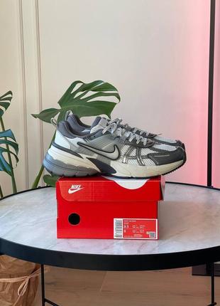 Мужские кроссовки nike v2k run pure platinum wolf grey fd0736-0