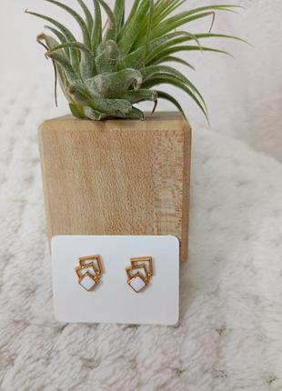 Сережки цвяшки у вигляді геометричних фігур, білі