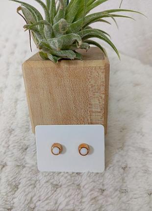 Маленькие серьги гвоздики, круглые