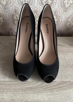 Черные босоножки на каблуке