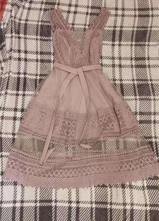 Меди платье сиреневого цвета