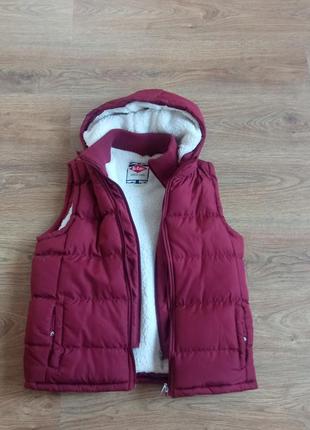 Жилет на меху от известного бренда lee cooper практически новая, размер с