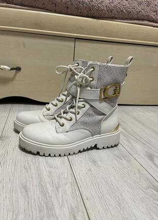 Чоботи guess