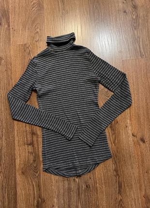 Серый гольф в черную полоску