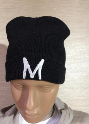 Шапка черная с белым принтом