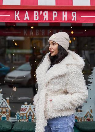 F 63 укороченная шубка с капюшоном на потайных кнопках - это беспроигрышный и стильный вариант верхнейг