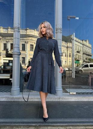 Вельветовое платье миди сверху на пуговицах снизу свободного фасона