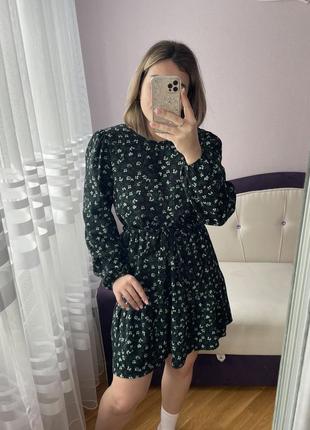 Черное платье короткое в цветочный принт
