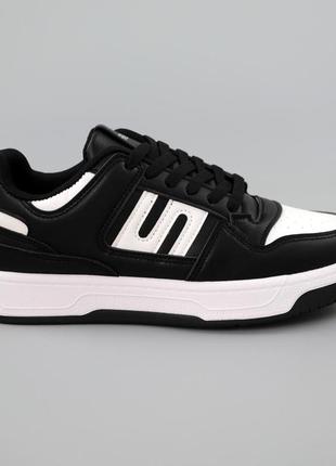 Кросівки чоловічі