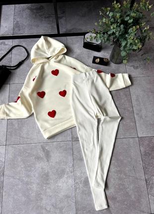 Молочний костюм худі з сердечками та лосіни