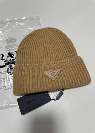 Жіноча шапка prada
