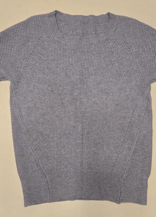 Вязаный шерстяной свитер.