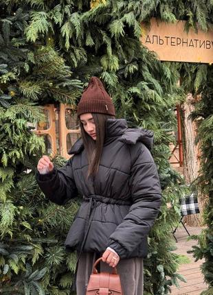 Женская теплая удлиненная зимняя куртка-парка с поясом черного цвета