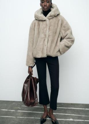 Короткое пальто из искусственного меха