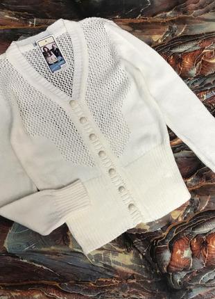 Свитер кремового цвета