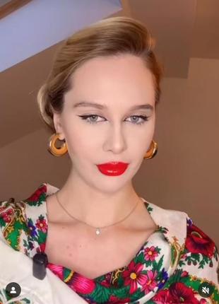 Rimmel зволожуюча червона яскрава помада