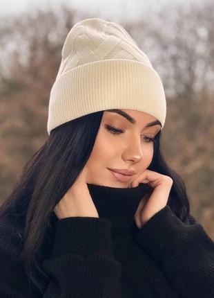 Белая шапка на флисе на маленькую голову или на подростка или ребенка