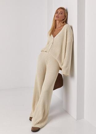 Вязаный женский костюм с брюками и кардиганом
