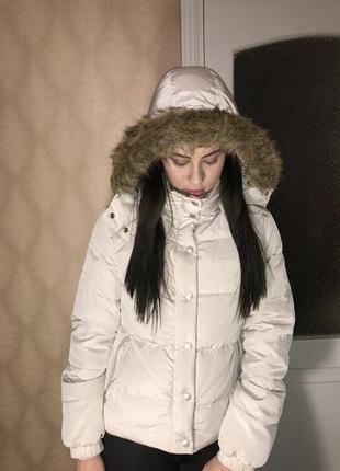 Белый пуховик reebok