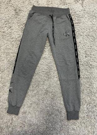 Спортивные штаны с лампасами calvin klein