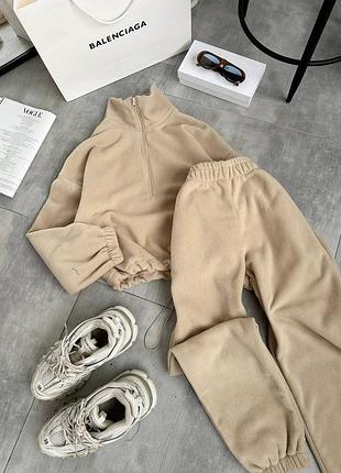 Жіночий спортивний костюм