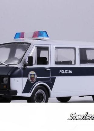 Коллекционная модель раф-22038 полиция латвии (1998). полицейские машины мира. масштаб 1:43