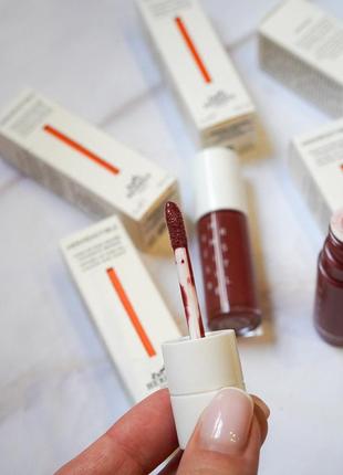Увлажняющее масло для губ hermes the hermèsistible infused lip oil rose kola 05 brillant