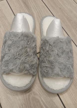 Домашние тапочки.