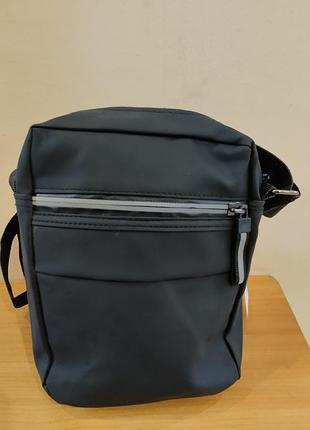 Сумка- барсетка чорна плащівка зі змійкою. н- 8394
ціна: 150 грн