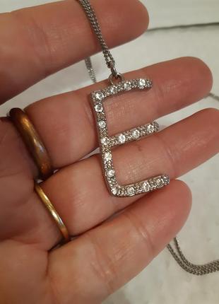 Цепочка с подвеской буква е, длинная и