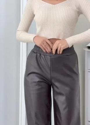 Нереально крутые кожаные брюки клеш  🤩 на флисе, брюки эко кожа трубы теплые4 фото