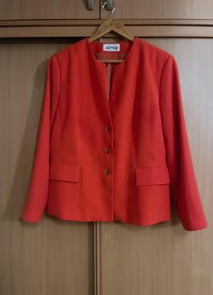 Пиджак кораллового цвета.