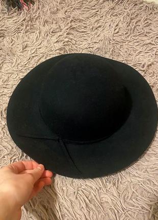 Черная шляпа из шерсти фетровая