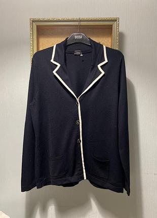 Красивной жакет черно~белый фирменный