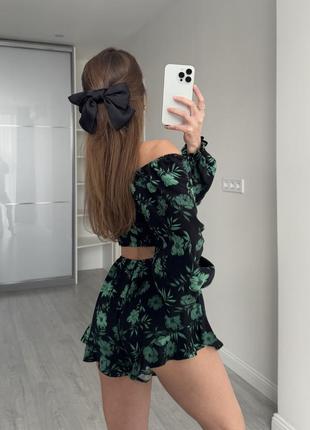 Костюм шорты с рюшами и топ черный с зелеными листьями