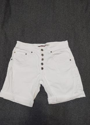 Білосніжні шорти італія