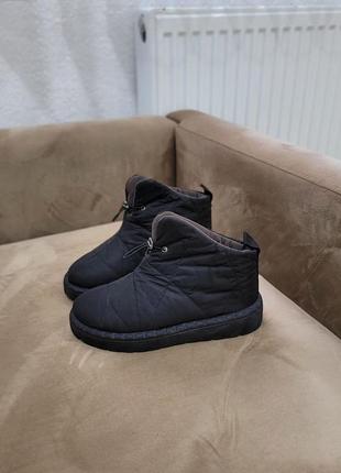 Женские зимние черные дутики